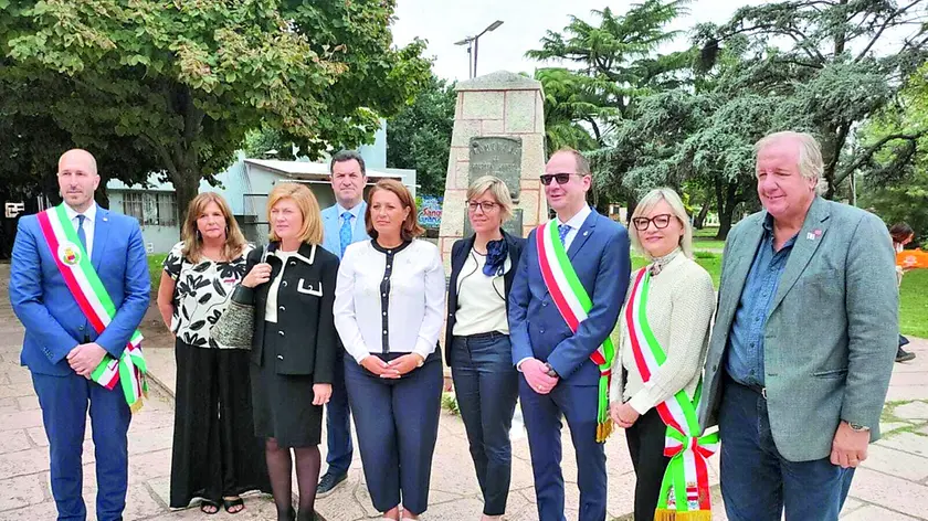 La delegazione friulana in Argentina con le autorità locali.