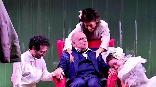 Una scena della commedia con Enzo Decaro foto sollima