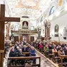 I fedeli presenti ieri pomeriggio nella chiesa del Carmine per la presentazione dei lavori di restauro