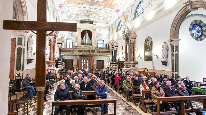 I fedeli presenti ieri pomeriggio nella chiesa del Carmine per la presentazione dei lavori di restauro