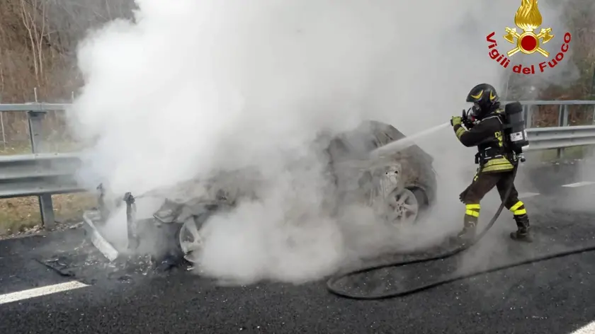 Un vigile del fuoco intento a spegnere le fiamme