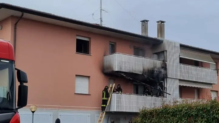 L'incendio sul balcone di un palazzo nel quartiere di Beivars, a Udine