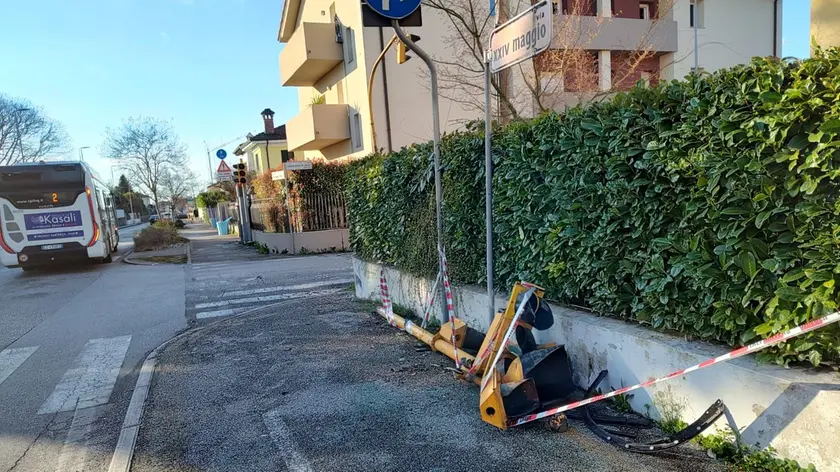 Il semaforo abbattuto all’altezza dell’incrocio tra le vie Cavour e Fermi, a Tavagnacco