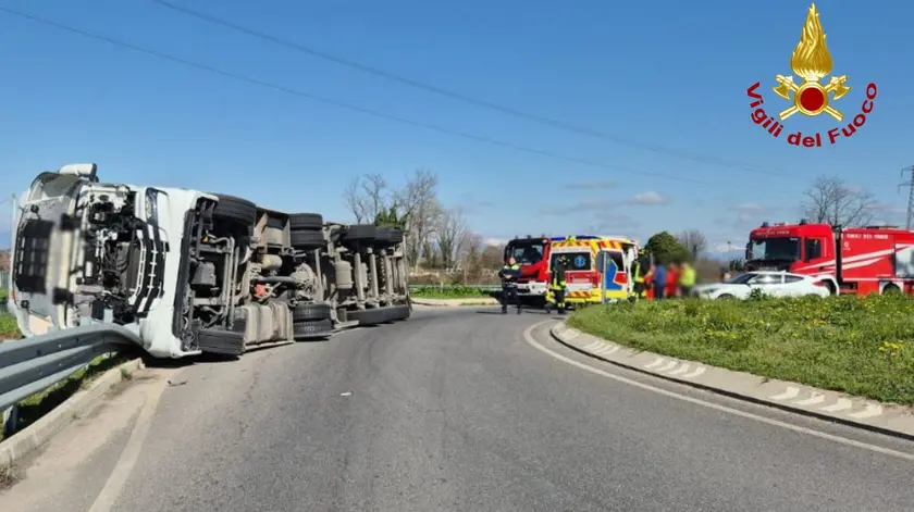 Il camion cisterna rovesciato su un fianco a San Vito al Tagliamento