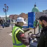 Operatori ai varchi controllano il ticket di accesso sul telefonino dei turisti, al check point del piazzale della stazione ferroviaria di Venezia