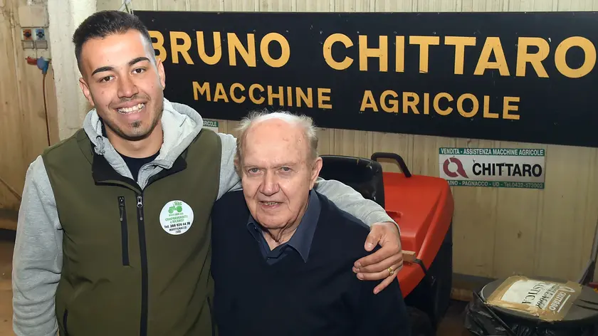 L’imprenditore Bruno Chittaro con Cristofer Hudorovich che ha acquistato tutta la sua attrezzatura