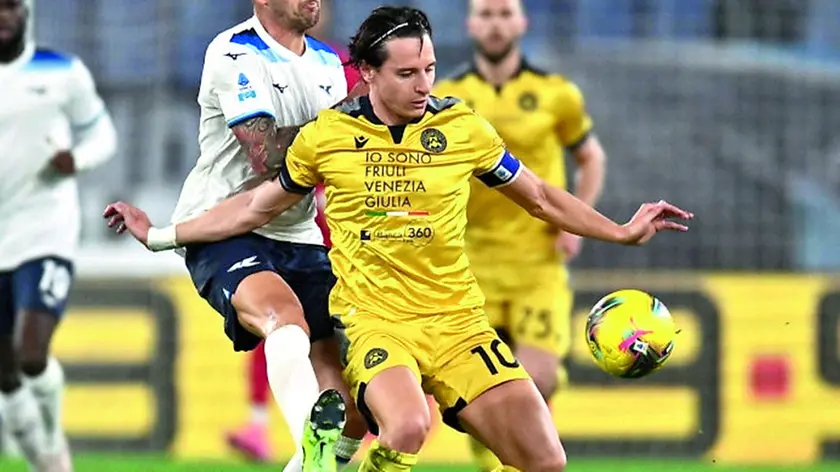 Il duello tra Florian Thauvin e Vecino in Lazio-Udinese, gara in cui si è infortunato il capitano bianconero