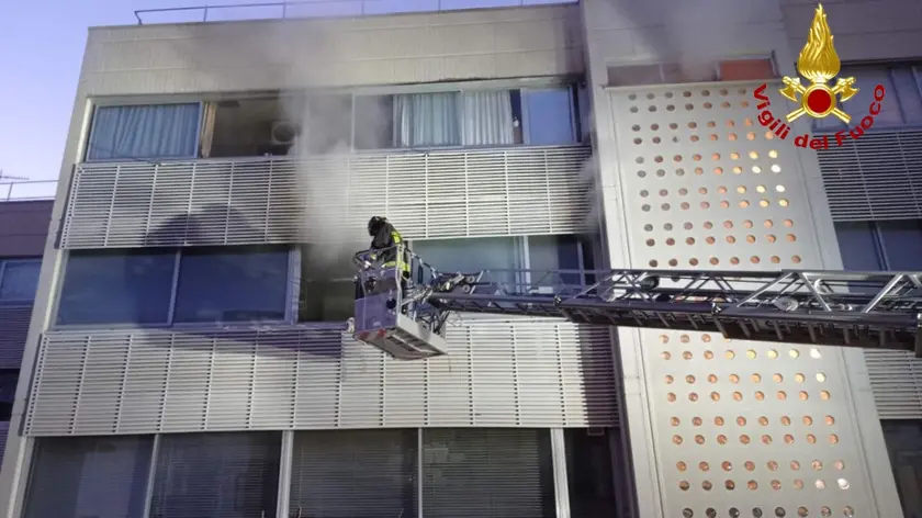 L'intervento dei vigili del fuoco in via Pradamano, a Udine