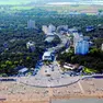 Una bella immagine di Lignano Pineta con il famoso Treno, l'edificio che sorge all'interno della Chiocciola e che osp ita molti negozi e uffici della località balneare.