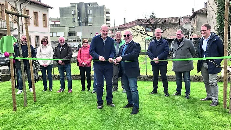 Il taglio del nastro del giardino di Leo