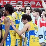 La delusione degli uomini di coach Pillastrini a fine partita, sotto i tifosi gialloblu che come sempre non hanno mai smesso di incitare i propri beniamini foto petrussi