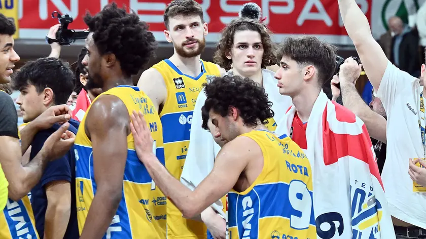 La delusione degli uomini di coach Pillastrini a fine partita, sotto i tifosi gialloblu che come sempre non hanno mai smesso di incitare i propri beniamini foto petrussi