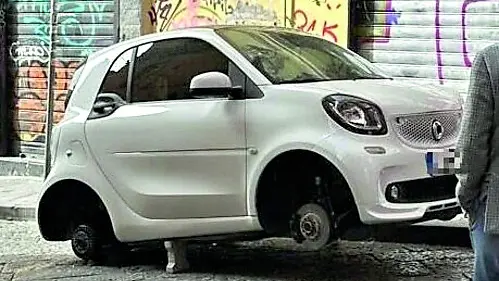 L'auto dalla quale sono state rubate le ruote