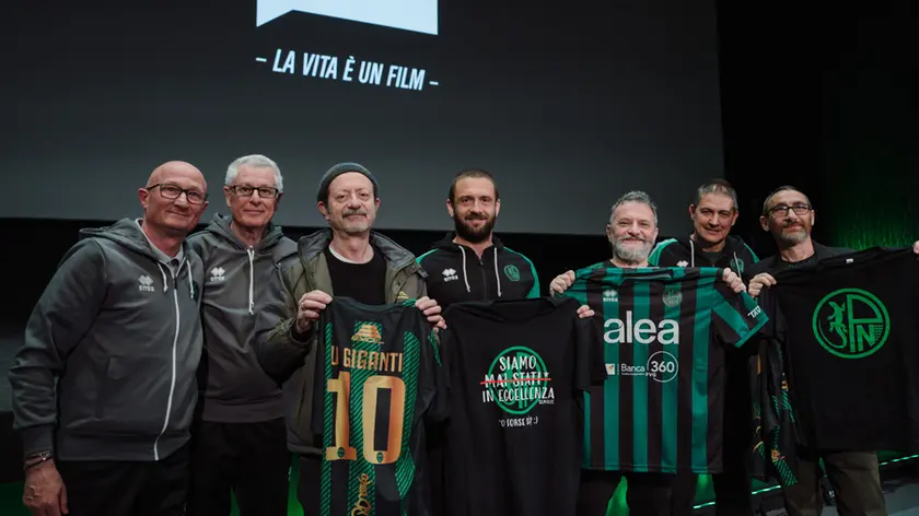 Lo scambio di maglie tra la delegazione del Pordenone, Rocco Papaleo e i Manetti Bros (foto Elisa Caldana)