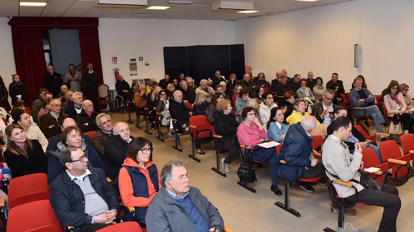 Accesa la discussione tra i cittadini di Beivars e Godia e il parroco. Presente anche l'assessore comunale Meloni