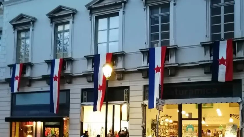 Le bandiere apparse in corso Verdi