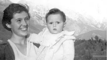Una foto d’epoca con Rosi Braidotti in braccio alla madre Bruna