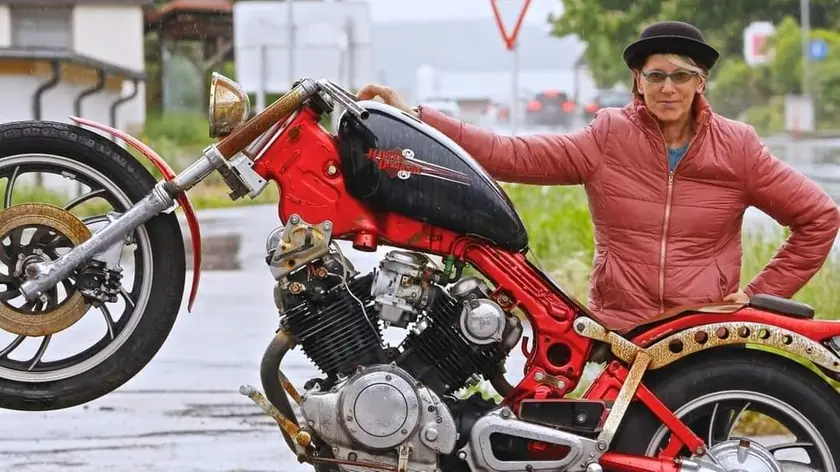 Liliana Resinovich fotografata dal marito accanto a una moto durante una vacanza