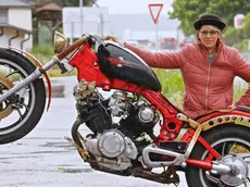 Liliana Resinovich fotografata dal marito accanto a una moto durante una vacanza