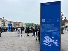 I varchi allestiti di fronte alla stazione di Santa Lucia