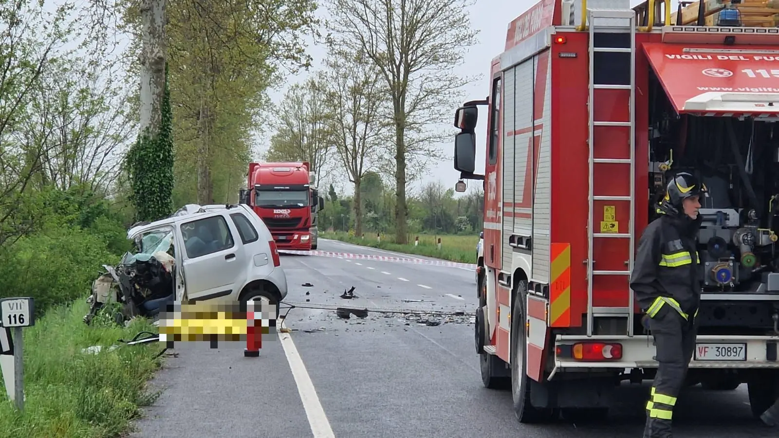 Quel che resta dell'auto dopo lo schianto contro un camion cisterna