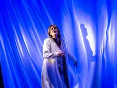 Lella Costa porta in scena uno spettacolo dal nome "Ferite a morte"