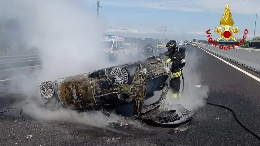 i vigili del fuoco durante l'intervento sull'autostrada A4