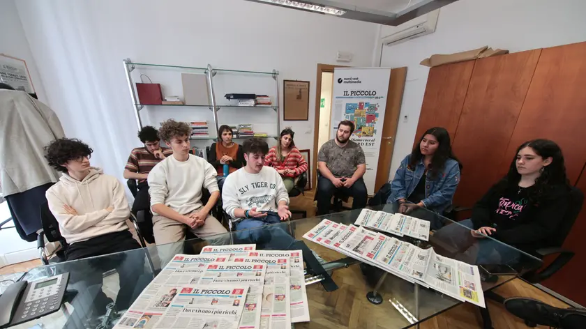 I ragazzi ospitati nella sede triestina del Piccolo nel corso del forum dedicato alla fuga dei giovani all’estero foto Lasorte
