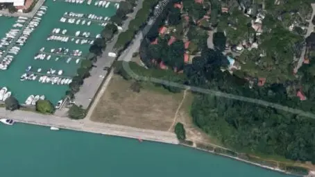 La porzione di terreno demaniale confinante al centro della querelle