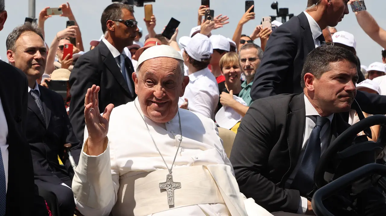 Papa Francesco in piazza Unità saluta i fedeli (Lasorte)