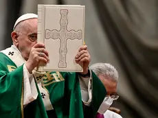 Papa Francesco nella basilica di San Pietro (Ansa)