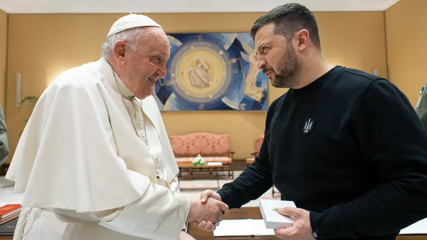 Papa Francesco stringe la mano al presidente ucraino Zelensky (LaPresse)