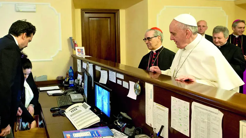 Papa Francesco paga il conto alla reception della Domus Paolo VI
