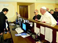 Papa Francesco paga il conto alla reception della Domus Paolo VI