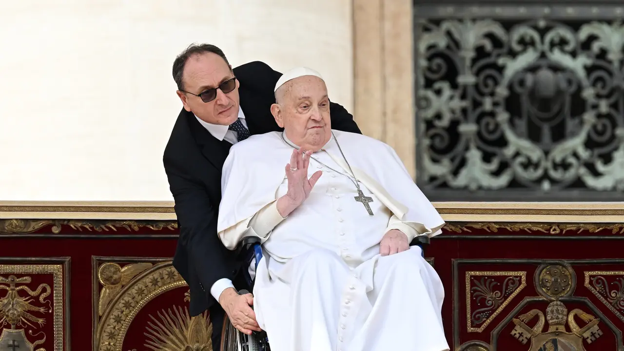 Papa Francesco in piazza San Pietro con il suo infermiere