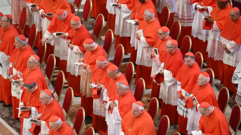Cardinali nella Basilica di San Pietro in preghiera durante l’ostensione della salma di papa Francesco (foto Ansa)