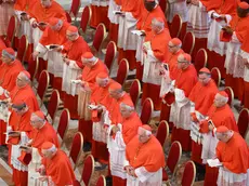 Cardinali nella Basilica di San Pietro in preghiera durante l’ostensione della salma di papa Francesco (foto Ansa)