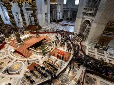 La fila dei fedeli all'interno della Basilica di San Pietro in un'immagine dall'alto