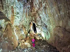 Uno speleologo contempla la vasta sala scopetra nella Matejeva Jama (foto di Daniela Perhinek)