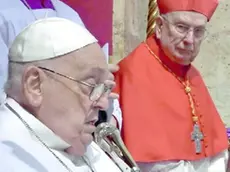 Il cardinale Vérgez Alzaga al fianco del Papa durante la benedizione Urbi et Orbi di domenica scorsa