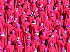 Un mare di porpora: la compatta folla cardinalizia schierata ieri in piazza San Pietro durante le esequie di Papa Francesco
