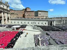 Una piazza San Pietro gremita per l'ultimo saluto a Papa Francesco
