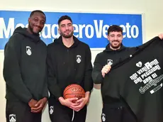 Iris Ikangi, Matteo Da Ros e Lollo Caroti durante la visita alla redazione del Messaggero Veneto, il trio di giocatori si è segnalato anche per simpatia: hanno giocato la loro seconda stagione all’Apu foto petrussi