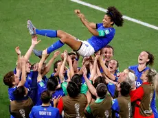 La triestina Sara Gama portata in trionfo dalle sue compagne di Nazionale