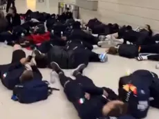 La nazionale di Cheerleading di cui fa parte Daniele Tria ha dovuto dormire a terra nell’aeroporto di Lisbona