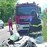 Vigili del fuoco e operatori sanitari all’opera sul luogo dell’incidente