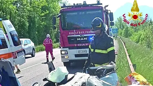 Vigili del fuoco e operatori sanitari all’opera sul luogo dell’incidente