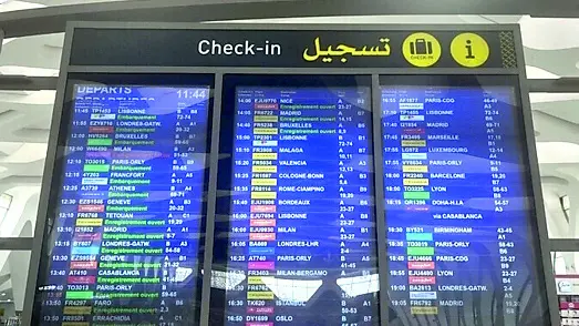 Il tabellone dei voli in partenza dall’aeroporto di Marrakech (foto Ansa)