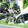 L’auto nel fosso in via Valler ad Azzano Decimo e i soccorritori all’opera (foto Ambrosio/Petrussi)