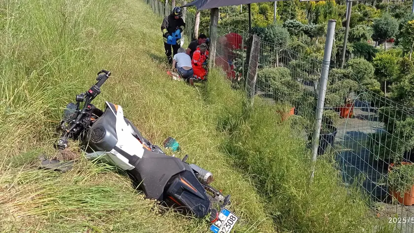 La moto uscita di strada a Gemona